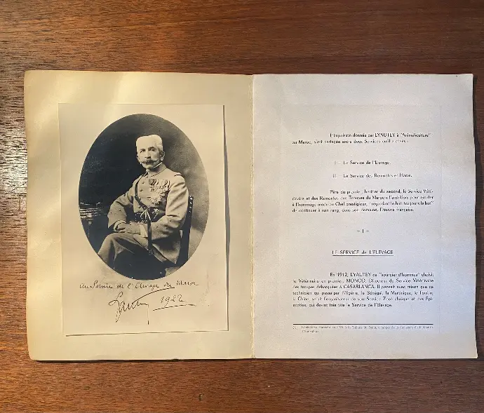 Maréchal Lyautey, fascicule du centenaire de sa naissance, avec 1 photo et un mot dédicacés. Plutôt en bon état et sans déchirure.                                            Marshal Lyautey, booklet for the centenary of his birth, with 1 autographed photo and a word. In rather good condition and without tears.