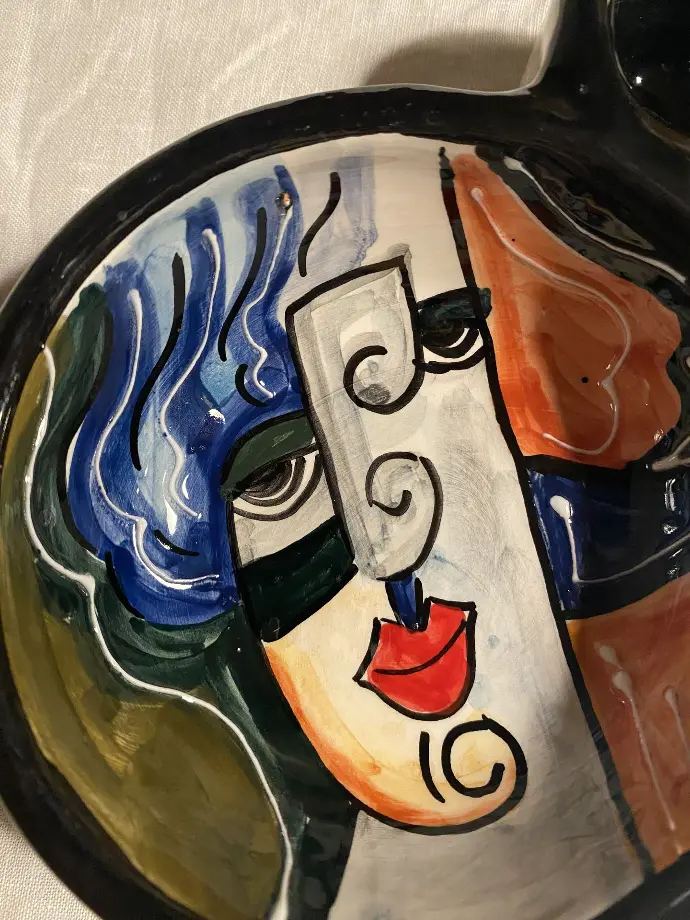 Coupelle d'apéritif vintage, signée, années 70 au décors d'un visage dans l'esprit Picasso. Parfait état.