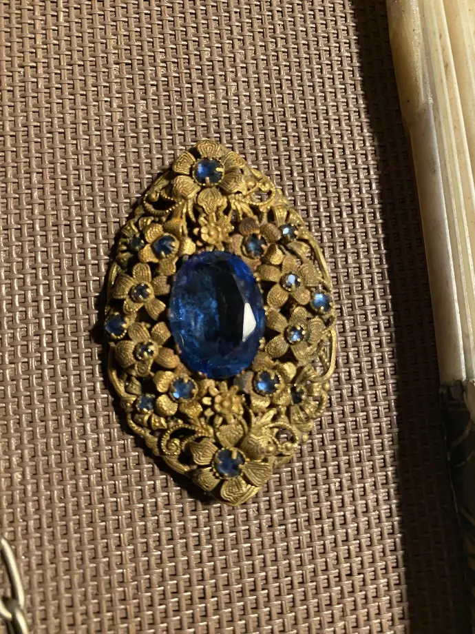 Bijoux ancien, broche sans doute fin XIXème, sertie de pierres bleues. Superbe.