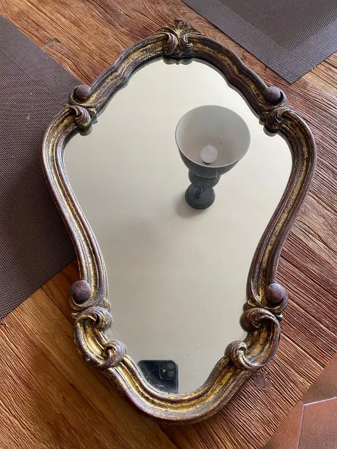 Miroir ancien, en bois sculpté, style Louis XV et très bel état, même si la dorure est un peu passée, il ne manque pas d'allure. Grâce à sa taille, vous n'aurez aucun mal à lui trouver une place dans l'entrée par exemple. superbe.                                               Antique mirror, in carved wood, Louis XV style and very good condition, even if the gilding is a little faded, it does not lack allure. Thanks to its size, you will have no trouble finding a place for it in the entrance for example. Stunning.