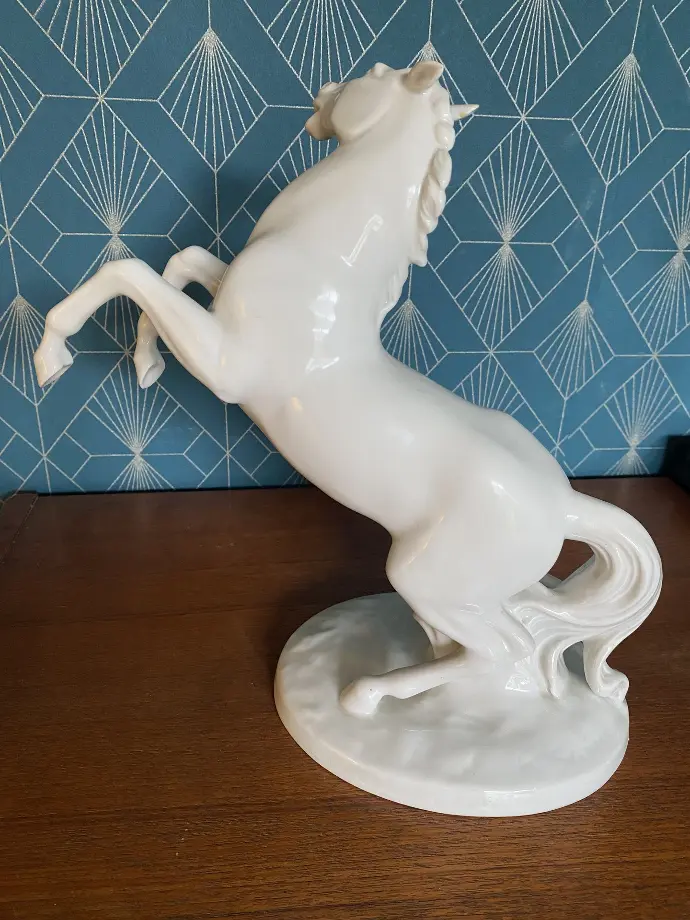 Cheval en céramique de porcelaine blanche de France. Signé et de l'époque art déco. Superbe et en excellent état. Dimension 30x30cm.                                                 White porcelain ceramic horse from France. Signed and from the art deco period. Superb and in excellent condition. Size 30x30cm