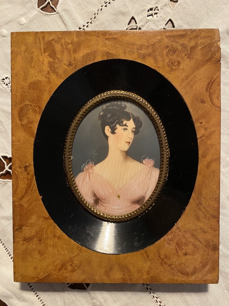 Portrait miniature XIXÈME siècle, cadre en bois naturel,  peinture sur ivoire d’une élégante à la robe rose. Miniature portrait of the 19th century, painting on ivory of an elegant pink collar, natural wood frame, monogrammed.