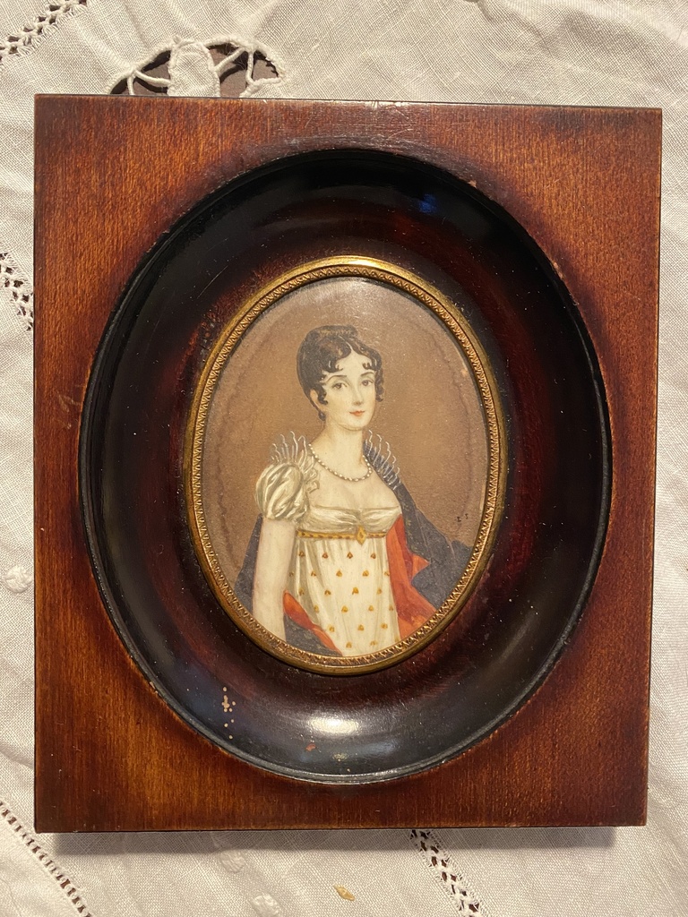 Portrait miniature du XIXÈME siècle, peinture sur ivoire de Josephine de Beauharnais. Cadre en bois naturel. Miniature portrait of the 19th century, painting on ivory of Josephine de Beauharnais, natural wood frame, signed.