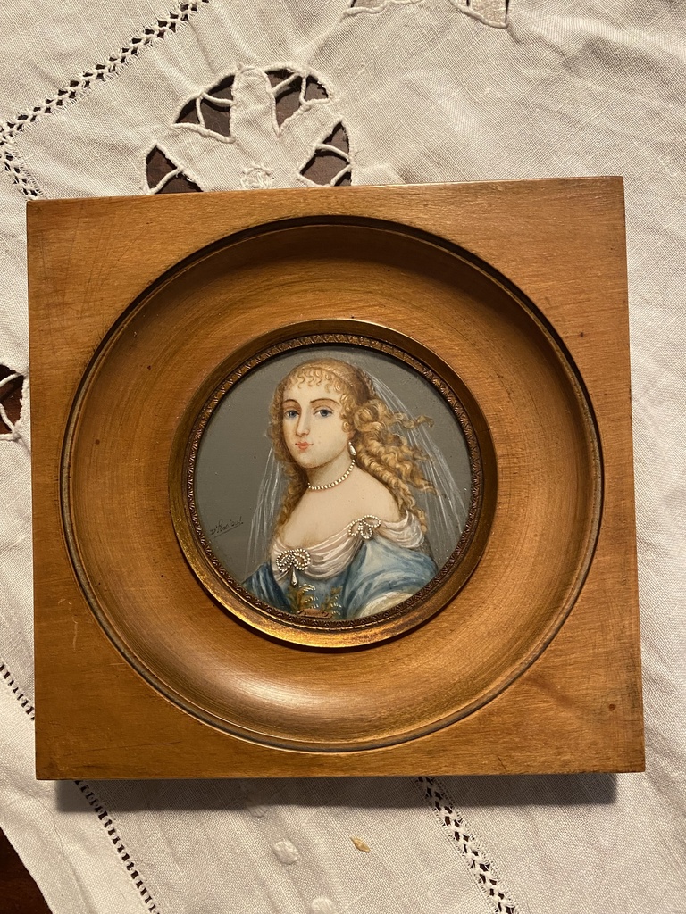 Portrait miniature du XIXÈME siècle, peinture sur ivoire de madame Jeanne d'Aragon, cadre en bois naturel. Signé. Miniature portrait of the 19th century, painting on ivory of Marguerite de la Sablière , natural wood frame, signed.