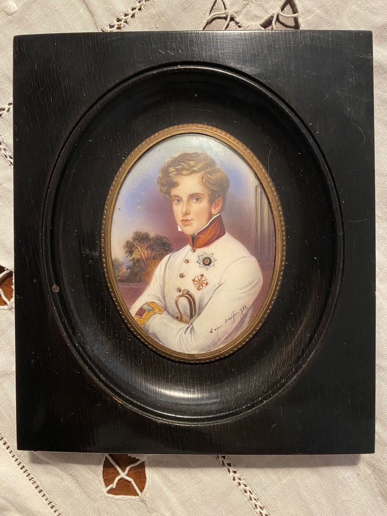 Portrait miniature du XIXÈME siècle, peinture sur ivoire de Napoléon II, Duc de Reinschtadt, cadre en bois noirci naturel. Signé. Miniature portrait of the 19th century, painting on ivory of an elegant red collar, natural wood frame, signed.