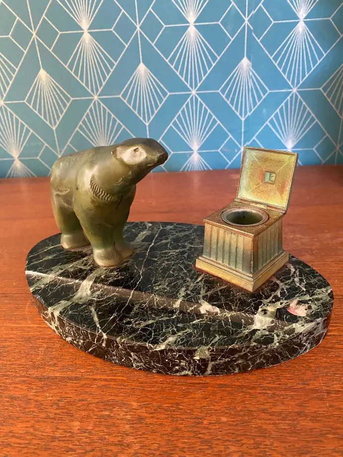 Encrier des années 1900, ours polaire à la patine verte en régule, sur socle marbre noir de Carrare. Superbe et très actuel.  Inkwell from the 1900s, polar bear with green patina in spelter, on a black Carrara marble base. Superb and very modern.