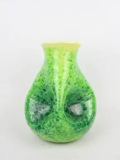 Accolay, grand céramiste des années 70, vous présente ce superbe pichet en faience verte.                                                       Accolay, great french ceramist of the 70s, presents this superb green earthenware pitcher