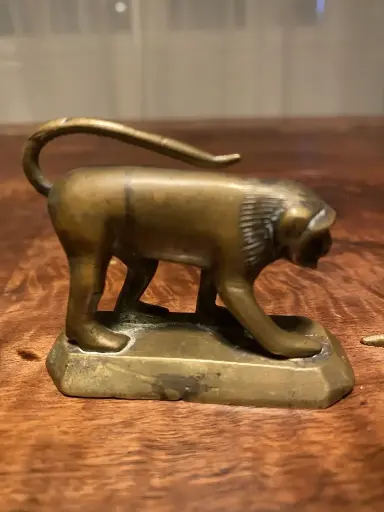 Sculpture en bronze, animalière, petit singe sur socle, charmant.