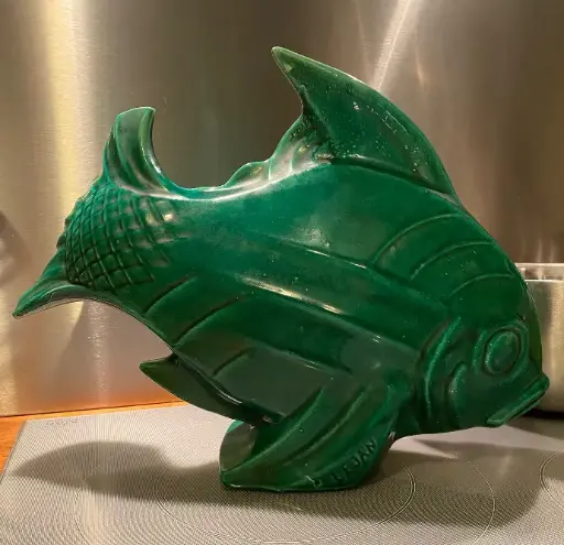 Superbe poisson en céramique de l'époque Ardéco, signée Lejan, imposante sculpture des années 1930 en excellent état. Attention, j'insiste c'est un original.