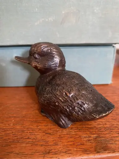 Bronze animalier des années 40, caneton à la patine brune, très jolie ciselure.     Animal bronze from the 1940s, duckling with brown patina, very pretty chiseling.