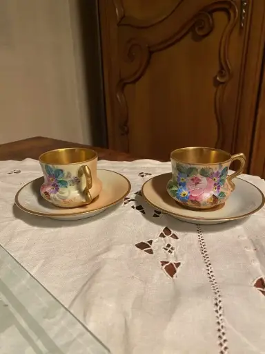 Duo de tasses à café ancienne, avec leur sous-tasses. Limoges France signées.